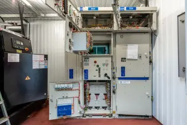 Четыре контейнера для ДГУ 1200 в параллели с РУ-6,З кВ для производства пиломатериалов – фото 10 из 15