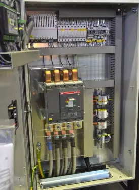 ДГУ мощностью 280 кВт в контейнере на шасси и ИБП 60 кВт для здания Администрации Мурманска – фото 15 из 80