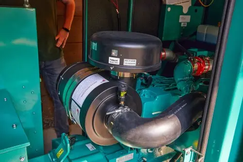 ДЭС Cummins C66D в кожухе мощностью 48 кВт с АВР для коттеджа в Курортном районе Санкт-Петербурга – фото 9 из 24