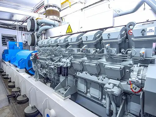 Техническое обслуживание дизельного двигателя и инженерные работы на энергетическом оборудовании дата-центра Санкт-Петербурга