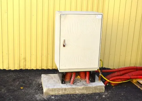 ДГУ мощностью 280 кВт в контейнере на шасси и ИБП 60 кВт для здания Администрации Мурманска – фото 45 из 80