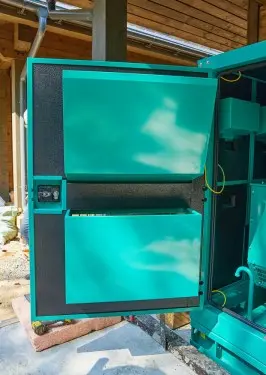 ДЭС Cummins C66D в кожухе мощностью 48 кВт с АВР для коттеджа в Курортном районе Санкт-Петербурга – фото 12 из 24