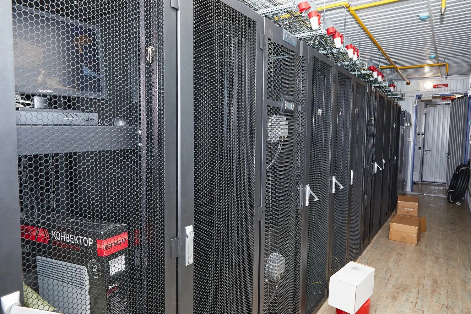 МЦОД для ИТ-оборудования мощностью 80 кВА (на 8 стоек) с ДГУ мощностью 160 кВт