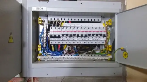 ДГУ мощностью 280 кВт в контейнере на шасси и ИБП 60 кВт для здания Администрации Мурманска – фото 60 из 80