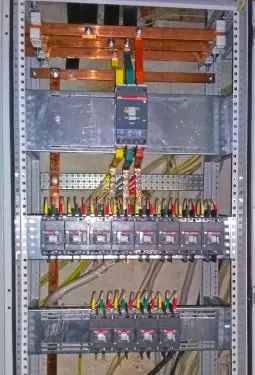 ДГУ мощностью 280 кВт в контейнере на шасси и ИБП 60 кВт для здания Администрации Мурманска – фото 57 из 80