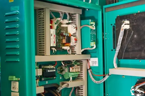 ДЭС Cummins C66D в кожухе мощностью 48 кВт с АВР для коттеджа в Курортном районе Санкт-Петербурга – фото 20 из 24