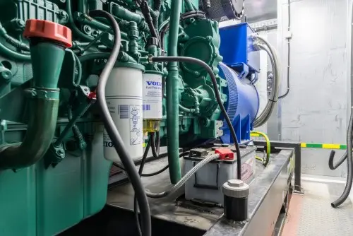 ДГУ мощностью 280 кВт в контейнере на шасси и ИБП 60 кВт для здания Администрации Мурманска – фото 18 из 80