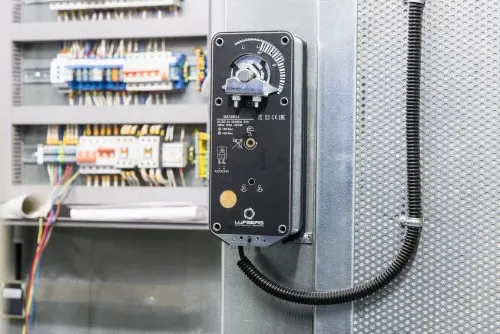 ДГУ мощностью 280 кВт в контейнере на шасси и ИБП 60 кВт для здания Администрации Мурманска – фото 20 из 80