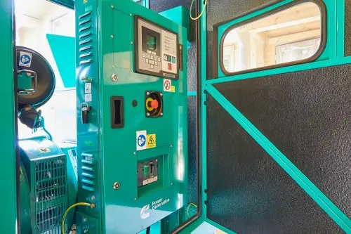 ДЭС Cummins C66D в кожухе мощностью 48 кВт с АВР для коттеджа в Курортном районе Санкт-Петербурга – фото 13 из 24