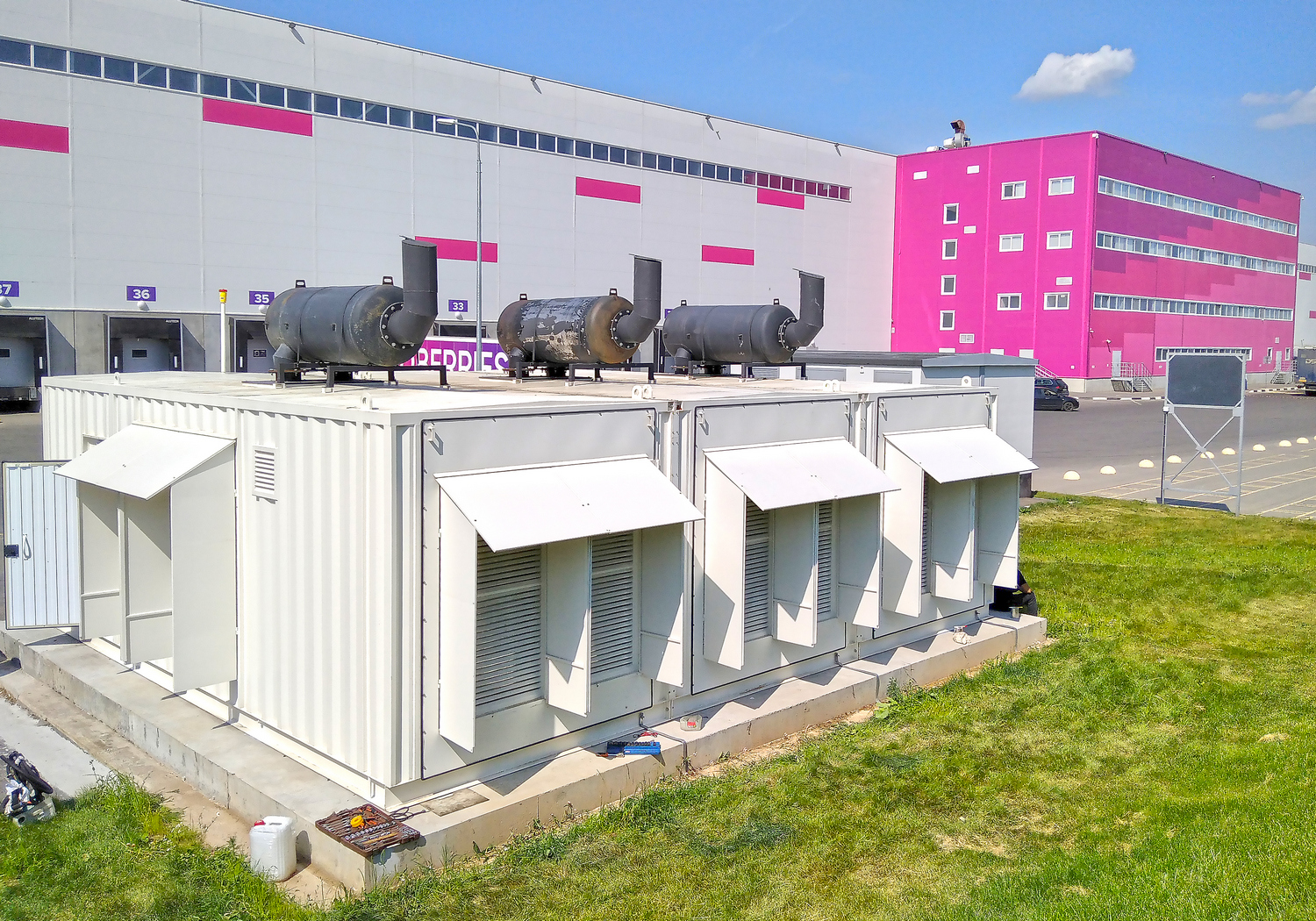 Автономный генерирующий центр из трех ДГУ общей мощностью 3600 кВт для складского комплекса Wildberries